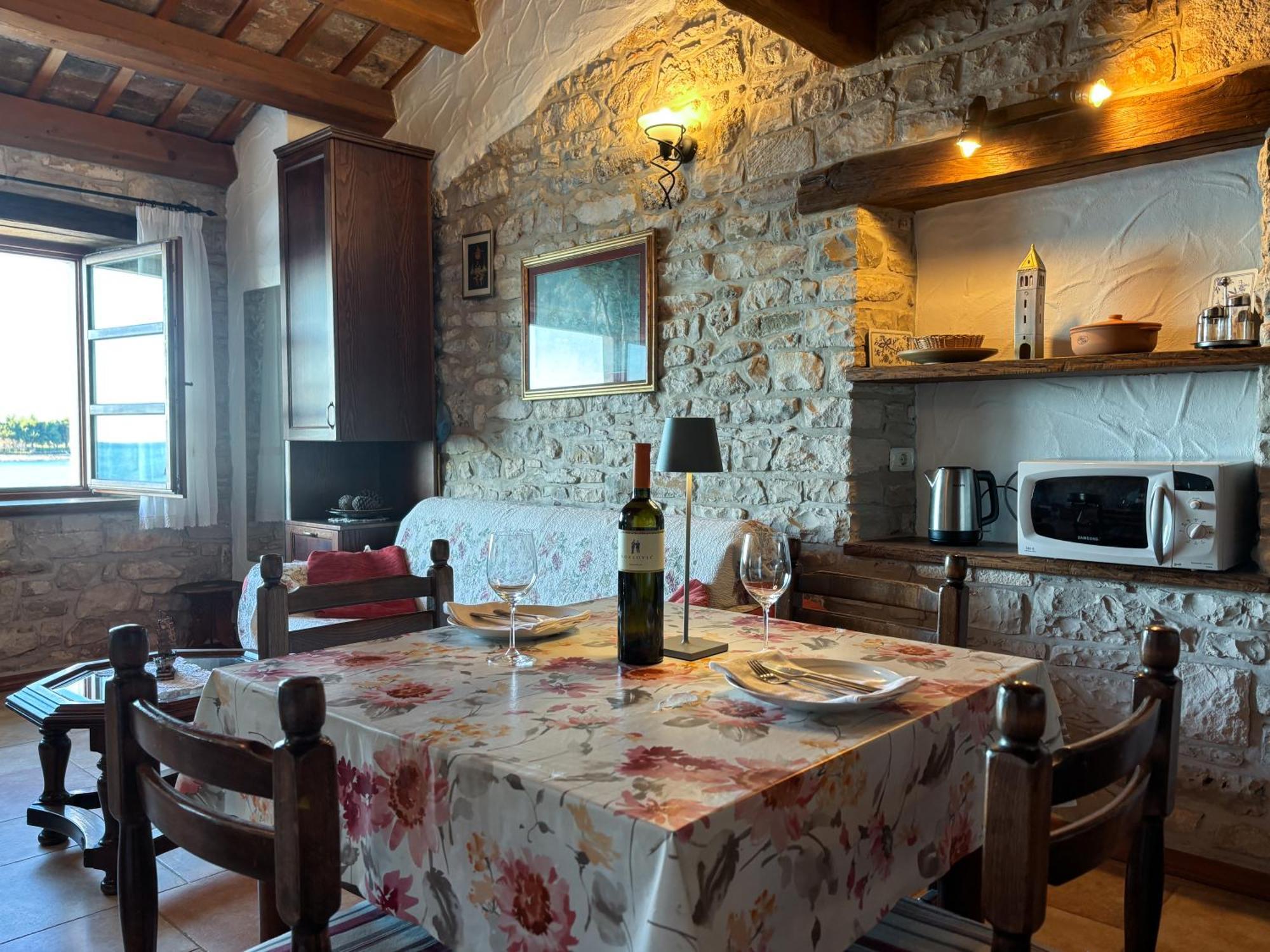 City Center Coastal Escape - Apartments With Sea View Or Cozy Room Novigrad Istria 외부 사진